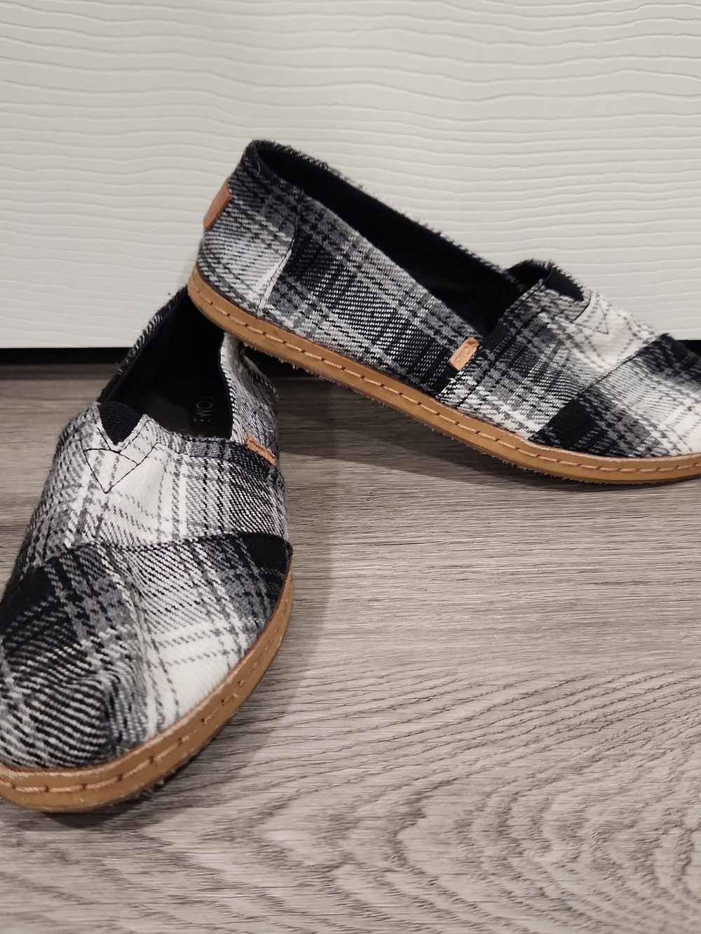 TOMS Alpargata Slip On Shoes Womens 7.5 Black White Plaid Flannel Flats EUC